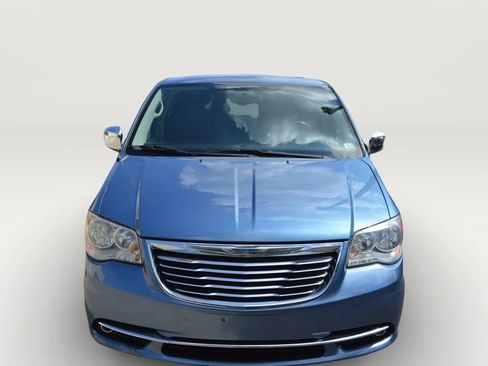 Used 2012 Chrysler Town & Country Touring w/ Entertainment Group #1 FWD image 2