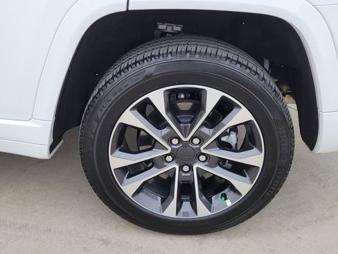 Used 2025 Jeep Grand Cherokee Overland w/ Advanced Protech Group III AWD/4WD image 17