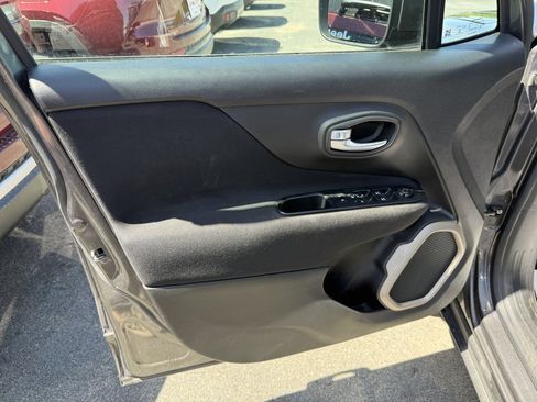 Used 2017 Jeep Renegade Latitude w/ Popular Equipment Group AWD/4WD image 19