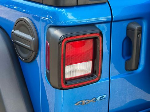 Used 2024 Jeep Wrangler Unlimited AWD/4WD image 9