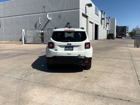 Used 2023 Jeep Renegade Latitude w/ Premium Group AWD/4WD image 4