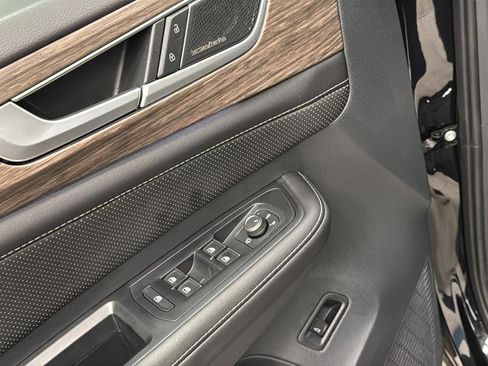 Used 2025 Volkswagen Atlas SEL Premium R-Line image 21