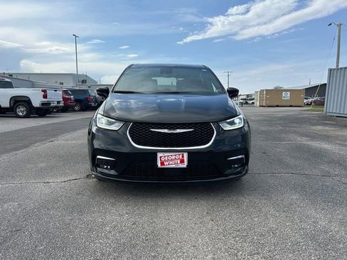 Used 2025 Chrysler Pacifica Select image 9