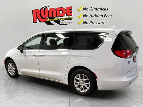 Used 2020 Chrysler Voyager LX image 3