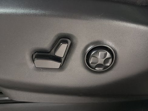Used 2024 Chrysler Pacifica Touring-L FWD image 18