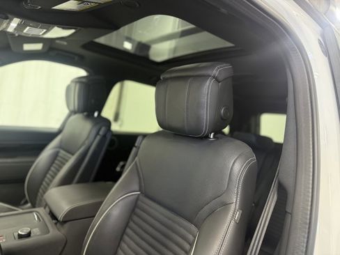 Used 2023 Land Rover Discovery Metropolitan Edition AWD/4WD image 13