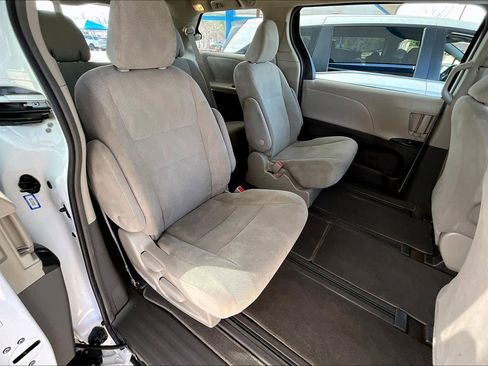 Used 2018 Toyota Sienna L image 18