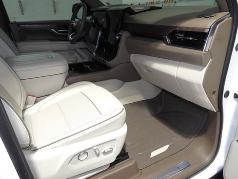 Used 2025 GMC Yukon Denali AWD/4WD image 54