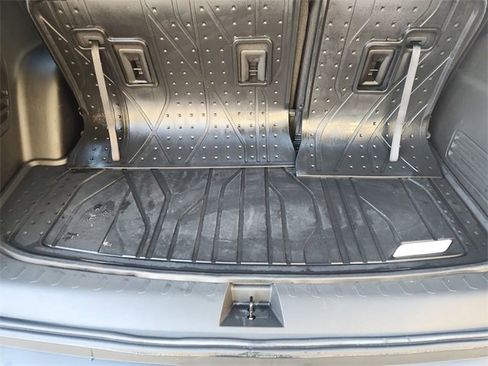 Used 2023 Chevrolet Traverse LT image 24