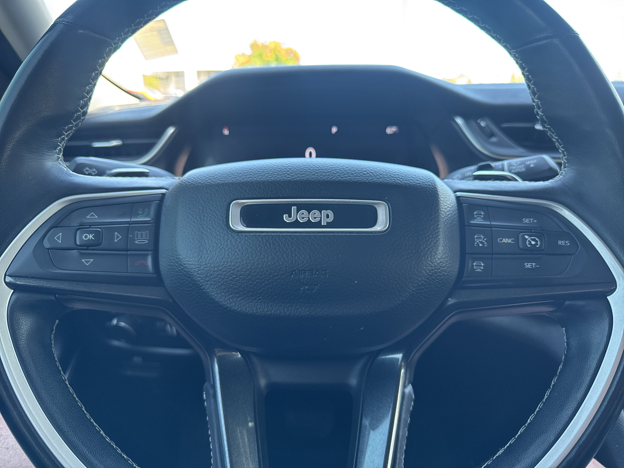 Used 2022 Jeep Grand Cherokee L Laredo w/ Luxury Tech Group I AWD/4WD image 16