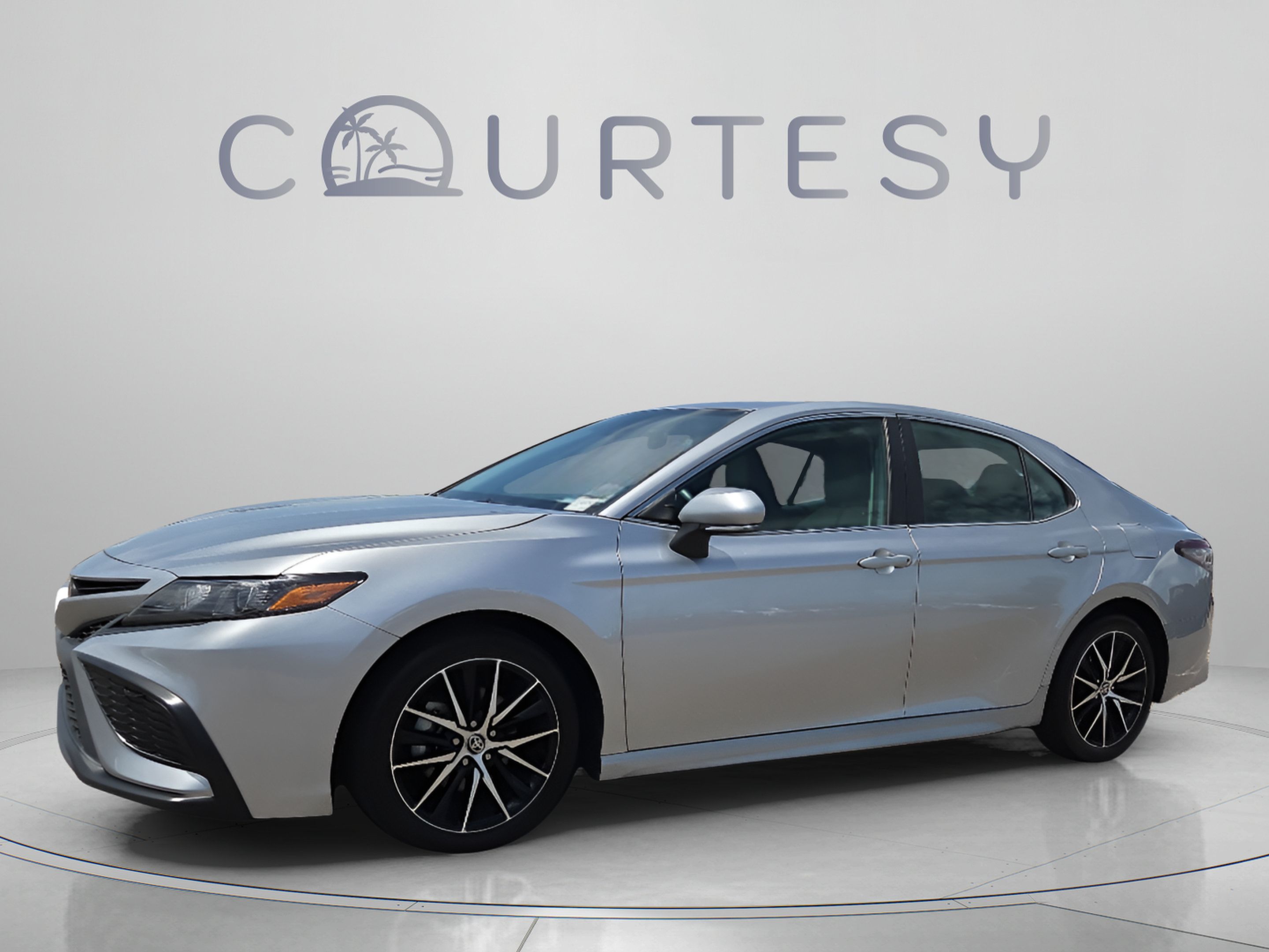 Used 2024 Toyota Camry SE FWD image 1