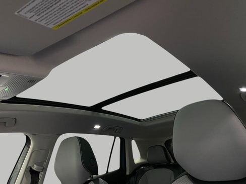 New 2025 Volkswagen Tiguan SE image 26