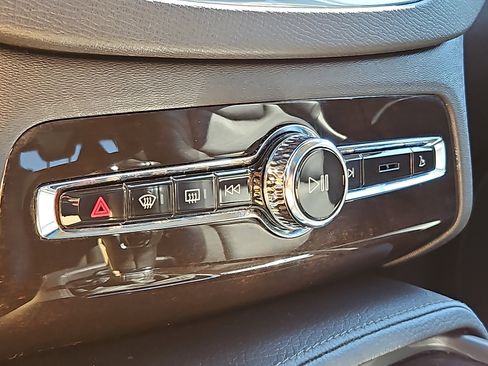 Used 2019 Volvo XC90 T5 Momentum w/ Advanced Package image 17