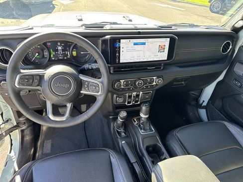 Used 2024 Jeep Wrangler Unlimited Sahara w/ Technology Group image 9