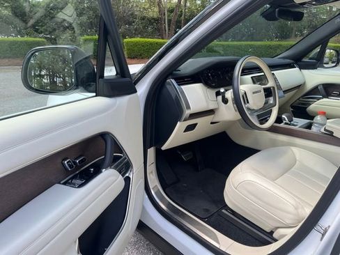 Used 2024 Land Rover Range Rover SE image 4