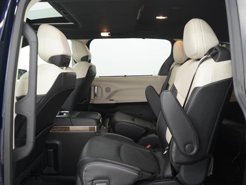 Used 2026 Toyota Sienna Platinum AWD/4WD image 16