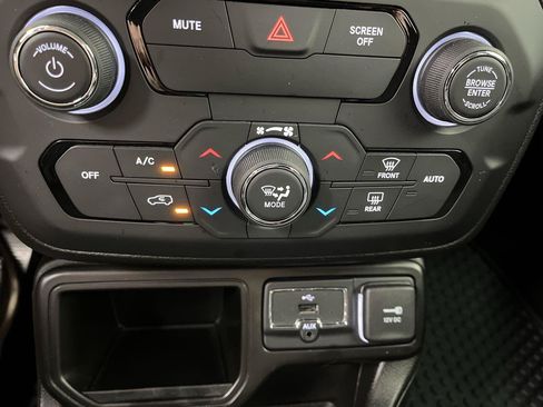 Used 2020 Jeep Renegade Latitude w/ Cold Weather Group FWD image 20