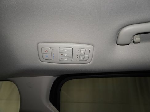 Used 2024 Kia Carnival LX FWD image 15