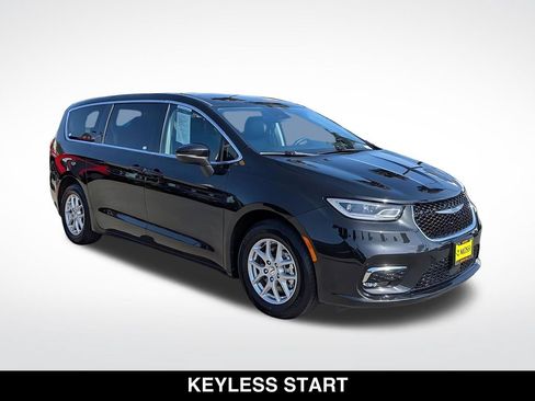 Used 2023 Chrysler Pacifica Touring-L FWD image 11