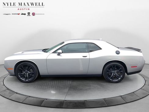 Used 2016 Dodge Challenger SXT w/ Blacktop Package image 10