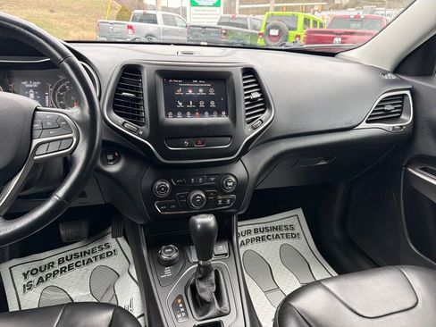 Certified 2019 Jeep Cherokee Latitude Plus w/ Cold Weather Group image 19