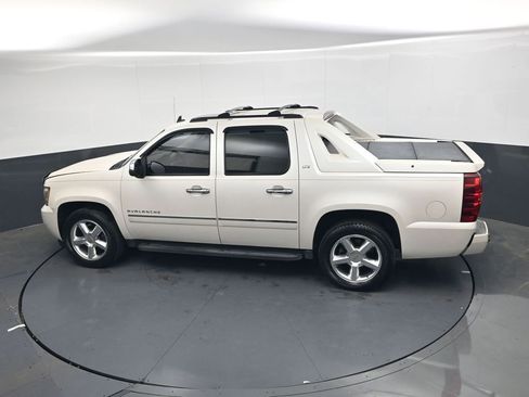 Used 2011 Chevrolet Avalanche LTZ AWD/4WD image 18