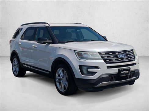Used 2016 Ford Explorer XLT w/ Equipment Group 201A AWD/4WD image 3