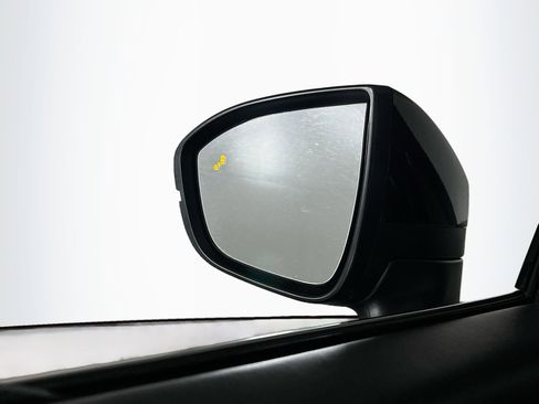 Used 2025 Nissan Pathfinder SV image 16