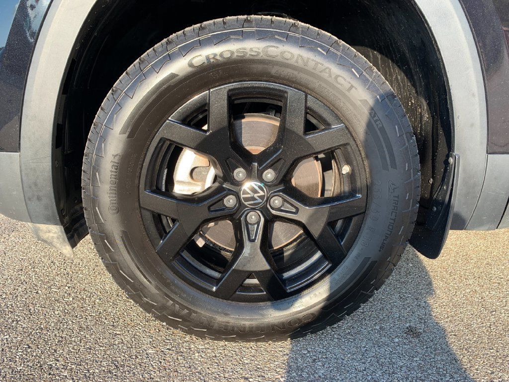 Used 2025 Volkswagen Atlas Peak Edition SE AWD/4WD image 33