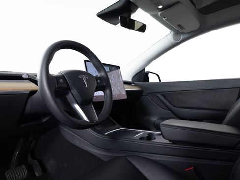 Used 2021 Tesla Model Y Long Range image 14