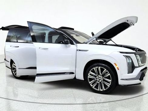 Used 2026 Cadillac Vistiq Platinum w/ LPO, Floor Liner Package AWD/4WD image 11