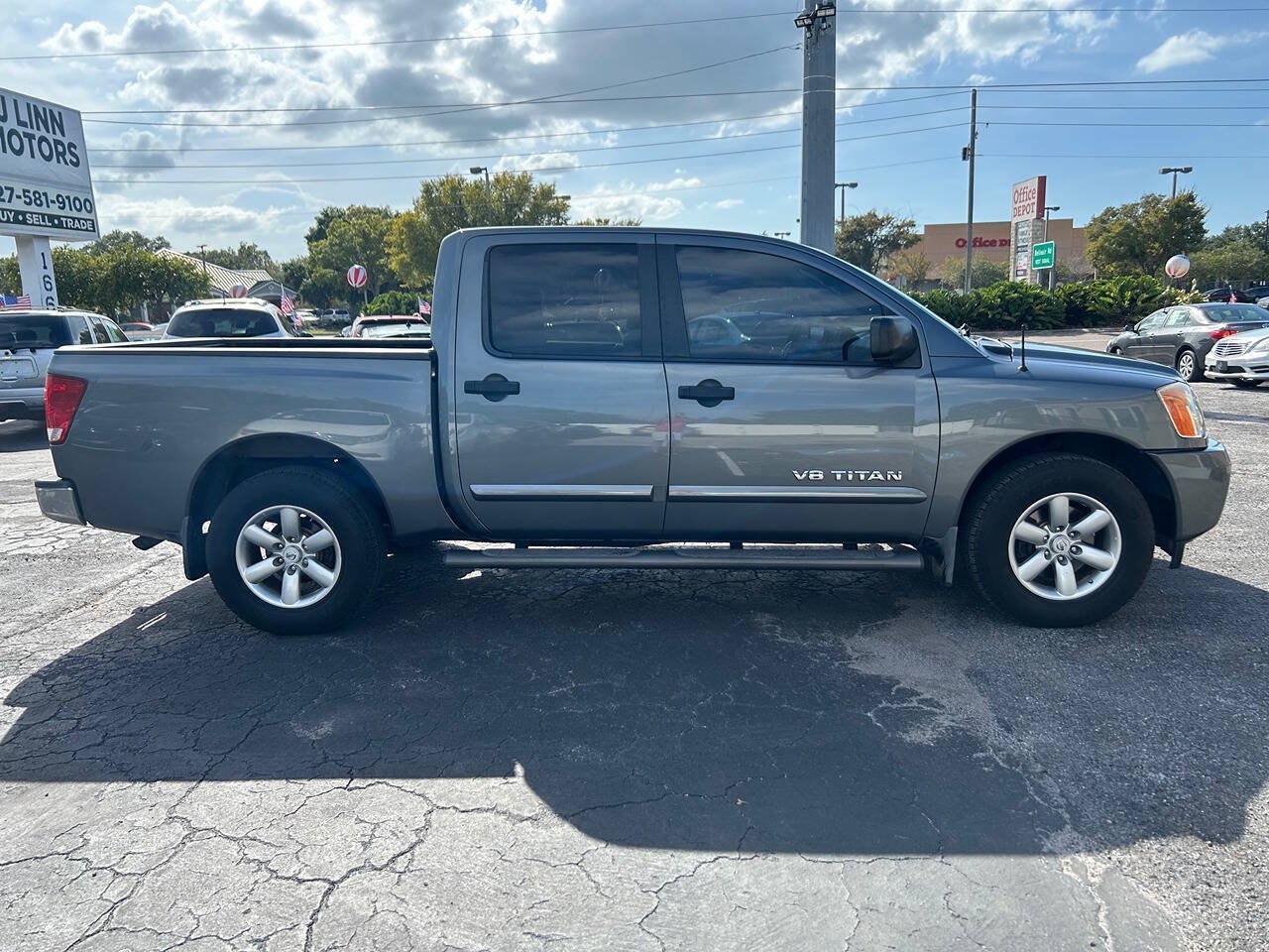 Used 2014 Nissan Titan SV w/ SV Value Truck Package RWD image 9