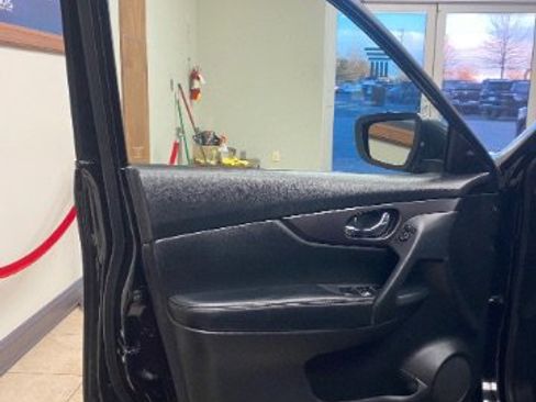 Used 2016 Nissan Rogue SV w/ SV Premium Package image 8