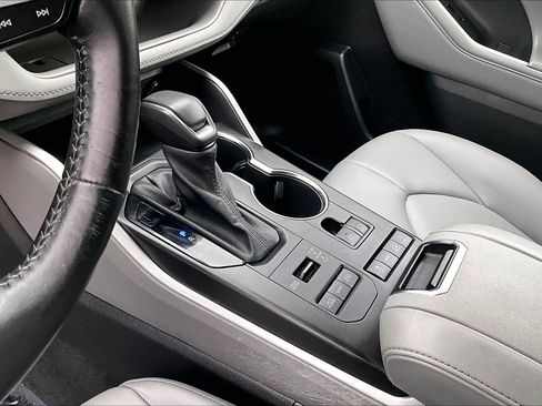 Used 2022 Toyota Highlander XLE image 16