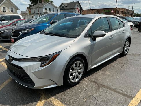 Used 2025 Toyota Corolla LE FWD image 5