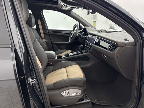 Used 2025 Porsche Macan image 34