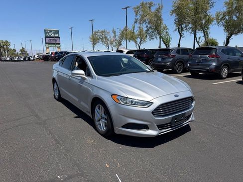 Used 2015 Ford Fusion SE FWD image 3