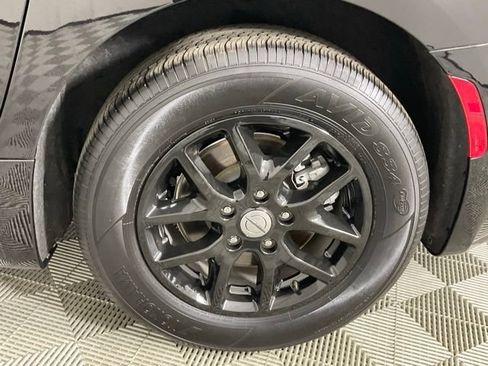 Used 2024 Chrysler Pacifica Touring-L FWD image 9