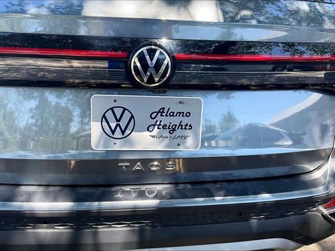 Used 2025 Volkswagen Taos SE w/ Black Wheel Package image 33