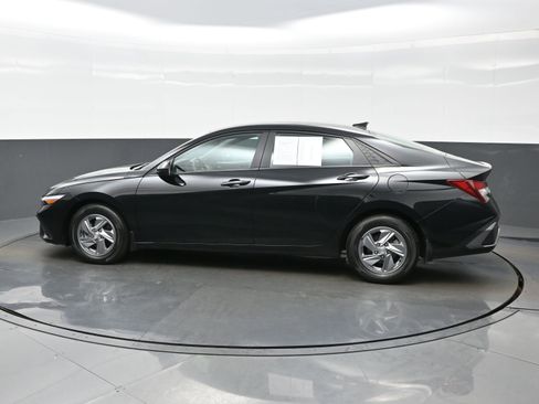 Used 2024 Hyundai Elantra SE FWD image 3