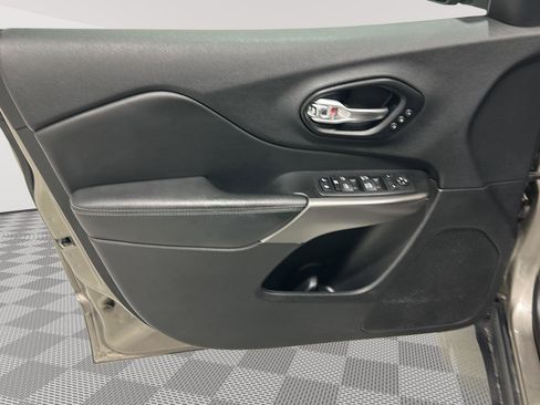 Used 2021 Jeep Cherokee Limited AWD/4WD image 20