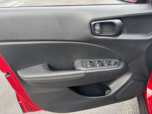 Certified 2025 Hyundai Venue Limited image 32