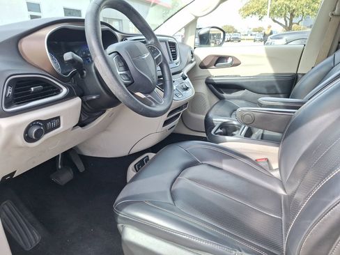 Used 2020 Chrysler Voyager Lxi image 14