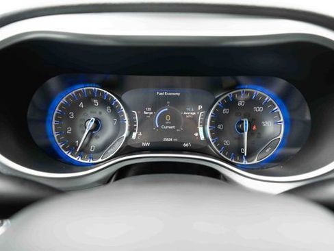 Used 2025 Chrysler Pacifica Limited FWD image 16