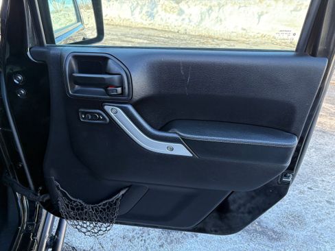 Used 2016 Jeep Wrangler Unlimited Rubicon AWD/4WD image 23