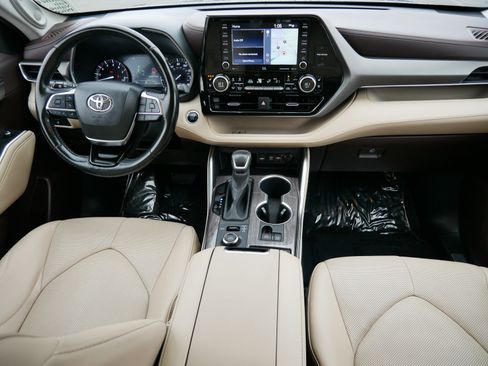 Used 2021 Toyota Highlander Limited image 10