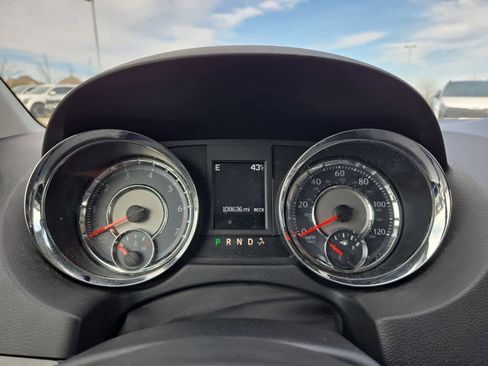 Used 2013 Chrysler Town & Country Touring image 29