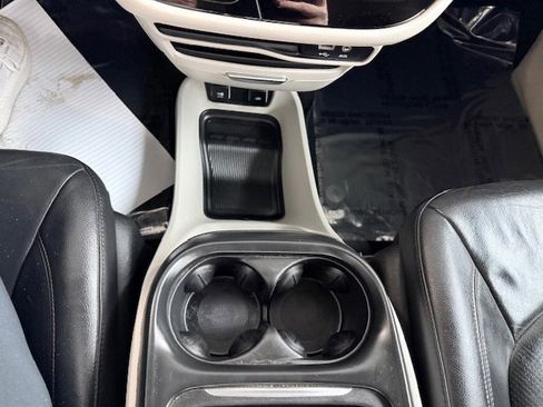 Used 2020 Chrysler Pacifica Touring-L image 28