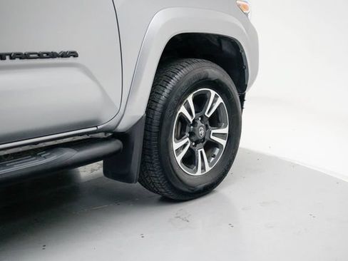 Used 2019 Toyota Tacoma TRD Sport AWD/4WD image 11