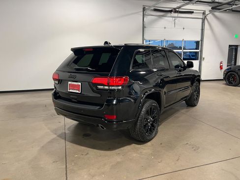 Used 2022 Jeep Grand Cherokee Laredo X image 3